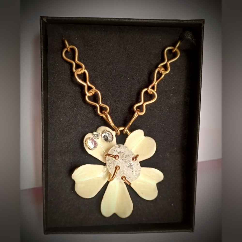 Vintage 24" Necklace w/ cream color flower pendant